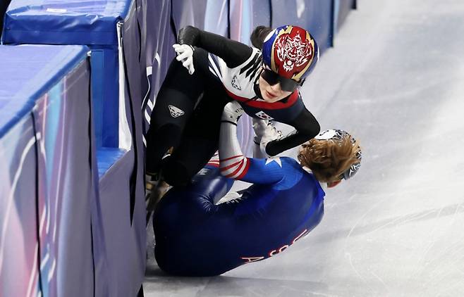 2026 밀라노·코르티나담페초 동계올림픽 쇼트트랙 혼성계주 준결승전에서 한국 대표팀 코치가 현금을 들고 심판에게 달려가는 장면이 포착됐다. 사진은 쇼트트랙 김길리가 10일(현지 시간) 이탈리아 밀라노 아이스스케이팅 아레나에서 열린 동계올림픽 쇼트트랙 혼성계주 준결승에서 미국 선수와 충돌하며 넘어지는 모습. /사진=김근수