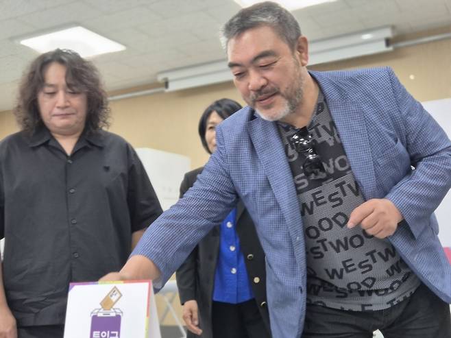 제21대 대통령 선거 사전투표 첫날인 지난해 5월 29일 경기 구리시 수택1동 행정복지센터에 마련된 사전투표소에서 배우 이원종(오른쪽)이 투표를 하고 있다. /사진 = 뉴스1