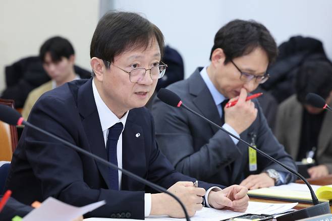 이찬진 금감원장은 "가상자산이용자보호법이 2024년 7월 시행되기 전인 같은 해 2월부터 4월까지 코인거래소 15개사를 전부 현장 컨설팅했다"며 "내부통제 체계 구축이나 시스템 개발이 미흡하다는 부분을 이미 지적했고 권고했다"고 설명했다.사진은 이찬진 금융감독원장이 11일 서울 여의도 국회 정무위원회에서 열린 빗썸의 비트코인 오지급 사태와 관련 긴급현안질의에 출석해 의원 질의에 답변하고 있는 모습. /사진=뉴스1