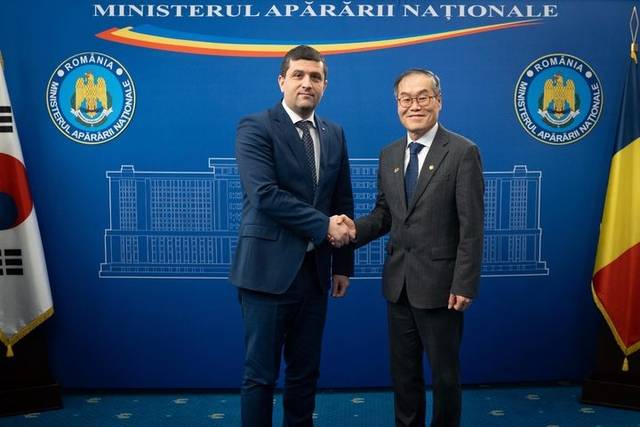 10일(현지시간) 루마니아 국방부에서 이용철(오른쪽) 방위사업청장과 라두 디넬 미루처 국방장관이 면담을 마치고 기념촬영하고 있다. 방위사업청 제공