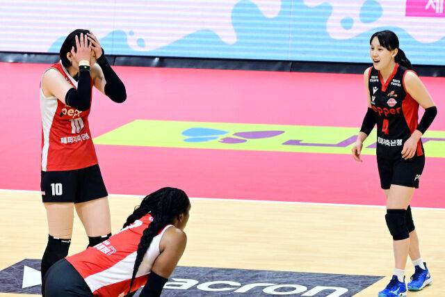 페퍼저축은행 박정아가 1세트 어이없는 서브 라인오버를 한 뒤 머리를 감싸고 있다. / 한국배구연맹 (KOVO)