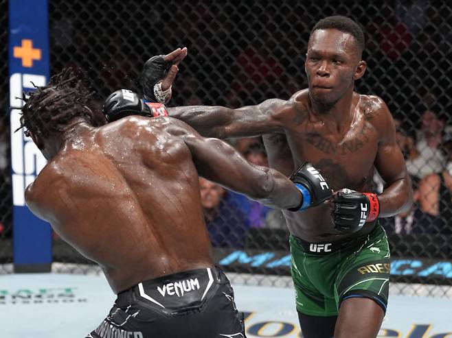 지난 2022년 UFC 276에서 재러드 캐넌에게 라이트 스트레이트를 날리는 이즈리얼 아데산야(오른쪽). [UFC 제공]