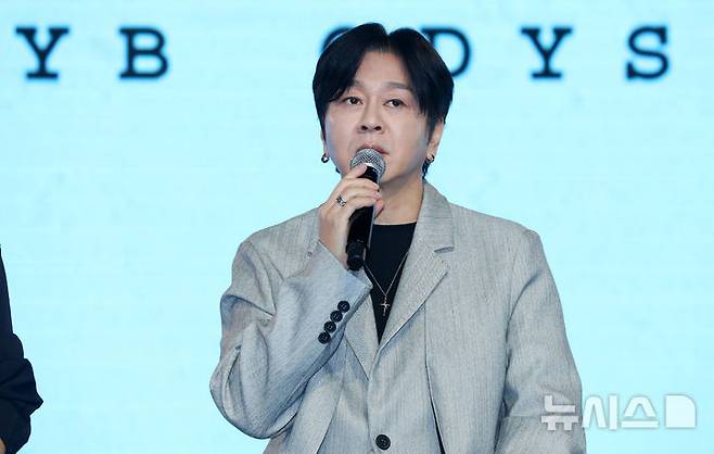 [서울=뉴시스] 김혜진 기자 = YB 윤도현이 17일 오후 서울 마포구 롤링홀에서 열린 새 앨범 '오디세이'(Odyssey) 발매 기념 쇼케이스에서 인사말을 하고 있다. 2025.02.17. jini@newsis.com