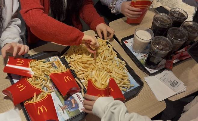 [서울=뉴시스] 참석자들이 감자튀킴을 한곳에 붓는 모습. (사진=김건민 인턴기자) *재판매 및 DB 금지