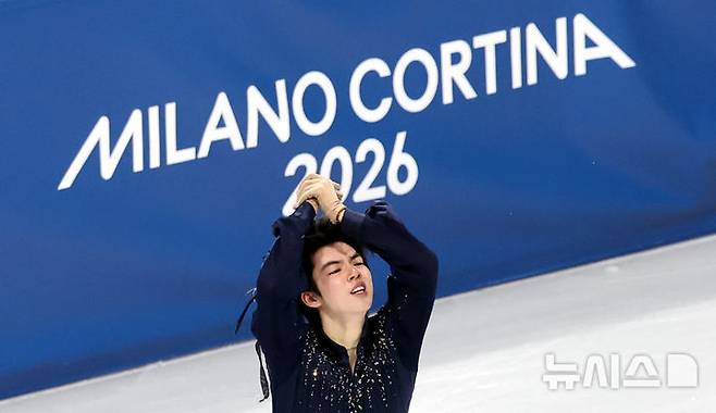 [밀라노=뉴시스] 박주성 기자 = 10일 (현지 시간) 이탈리아 밀라노 아이스 스케이팅 아레나 경기장에서 열린 2026 밀라노·코르티나담페초 동계올림픽 피겨스케이팅 남자 싱글 쇼트프로그램에서 차준환 선수가 경기를 마친 후 인사를 하고 있다. 2026.02.10. park7691@newsis.com