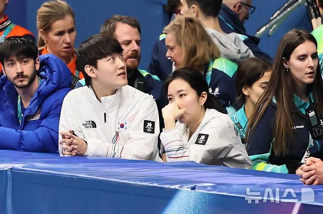 [밀라노=뉴시스] 김근수 기자 = 쇼트트랙 김길리가 10일(현지 시간) 이탈리아 밀라노 아이스스케이팅 아레나에서 열린 2026 밀라노·코르티나 담페초 동계올림픽 쇼트트랙 혼성계주 준결승에서 미국 선수와 충돌해 넘어진 뒤 아쉬워하고 있다. 2026.02.10. ks@newsis.com