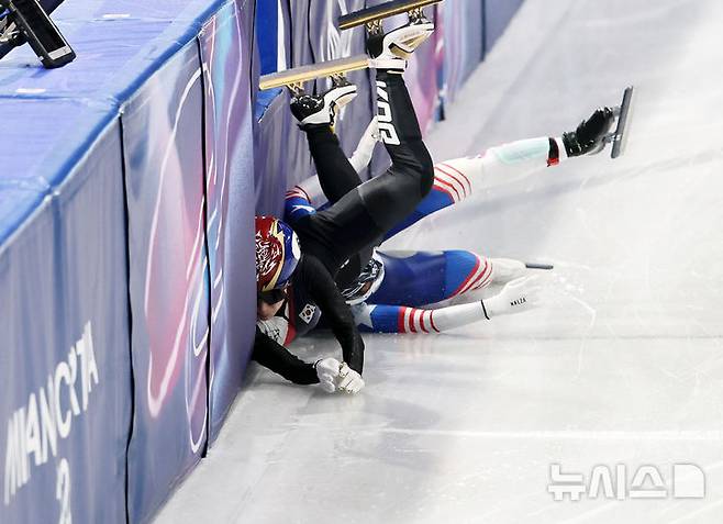 [밀라노=뉴시스] 김근수 기자 = 쇼트트랙 김길리가 10일(현지 시간) 이탈리아 밀라노 아이스스케이팅 아레나에서 열린 2026 밀라노·코르티나 담페초 동계올림픽 쇼트트랙 혼성 계주 준결승에서 넘어지고 있다. 2026.02.10. ks@newsis.com