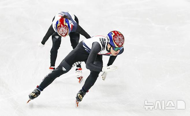 [밀라노=뉴시스] 김근수 기자 = 쇼트트랙 황대헌이 10일(현지 시간) 이탈리아 밀라노 아이스스케이팅 아레나에서 열린 2026 밀라노·코르티나 담페초 동계올림픽 쇼트트랙 혼성계주 준결승에서 역주하고 있다. 2026.02.10. ks@newsis.com