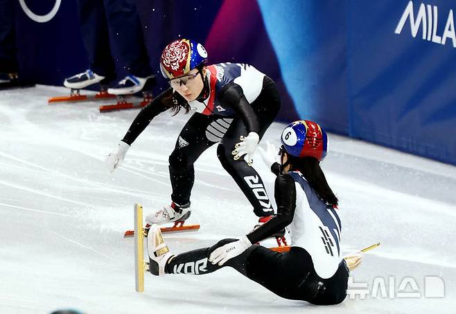 [밀라노=뉴시스] 박주성 기자 = 10일(현지 시간) 이탈리아 밀라노 아이스 스케이팅 아레나 경기장에서 열린 2026 밀라노·코르티나담페초 동계올림픽 쇼트트랙 혼성계주 준결승에서 최민정이 넘어진 김길리와 터치하고 있다. 2026.02.10. park7691@newsis.com