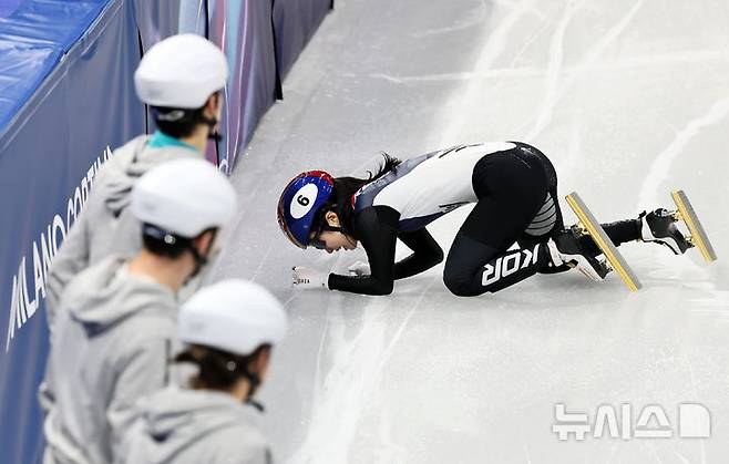 [밀라노=뉴시스] 김근수 기자 = 쇼트트랙 김길리가 10일(현지 시간) 이탈리아 밀라노 아이스스케이팅 아레나에서 열린 2026 밀라노·코르티나 담페초 동계올림픽 쇼트트랙 혼성계주 준결승에서 미국 선수와 충돌한 뒤 고통을 호소하고 있다. 2026.02.10. ks@newsis.com
