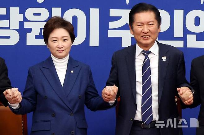 [서울=뉴시스] 조성봉 기자= 정청래 더불어민주당 대표가 11일 오전 서울 여의도 국회에서 열린 최고위원회의에서 이언주 최고위원의 손을 잡고 있다. 2026.02.11. suncho21@newsis.com