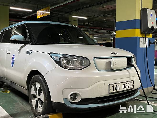 [용인=뉴시스] 경기 용인시 공용차량의 전기충전 모습. (사진=용인시 제공) 2026.02.11. photo@newsis.com