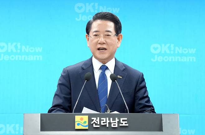 [무안=뉴시스] 김영록 전남지사가 11일 오전 전남도청 브리핑룸에서 지역 현안에 대해 설명하고 있다. (사진 = 전남도 제공). 2026.02.11. photo@newsis.com *재판매 및 DB 금지