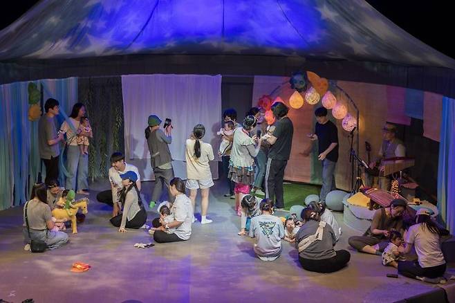 [수원=뉴시스] 경기국악원 엄마랑 아기랑 공연. (사진=경기아트센터 제공) 2026.02.11. photo@newsis.com *재판매 및 DB 금지