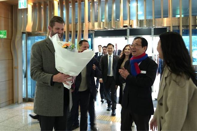 이현재 하남시장과 관계 공무원들이 11일 하남시를 찾은 에릭 트럼프 트럼프 그룹 총괄 부사장에게 꽃다발을 전달하고 있다. (사진=하남시 제공) photo@newsis.com *재판매 및 DB 금지