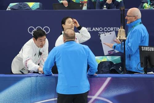 심판진과 대화 나누는 김민정 코치 심판진과 대화 나누는 김민정 코치     (밀라노=연합뉴스) 서대연 기자 = 10일(현지시간) 이탈리아 밀라노 아이스스케이팅 아레나에서 열린 2026 밀라노ㆍ코르티나담페초 동계올림픽 쇼트트랙 혼성계주 준결승에서 김길리가 미국팀과 충돌해 넘어지자 경기가 끝난 뒤 김민정 코치가 심판진과 대화를 나누고 있다. 2026.2.10     dwise@yna.co.kr (끝)   <저작권자(c) 연합뉴스, 무단 전재-재배포, AI 학습 및 활용 금지>