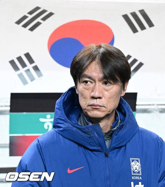 [OSEN=서울월드컵경기장, 이대선 기자] 홍명보 감독이 이끄는 대한민국 축구대표팀이 18일 오후 서울월드컵경기장에서 아프리카 강호 가나와 평가전을 가졌다.홍명보호의 2025년의 끝을 장식할 경기다. 내달 2026 국제축구연맹(FIFA) 북중미 월드컵 조 추첨을 앞두고 열리는 마지막 평가전이기도 하다. 현재 한국은 가나전 결과와 상관없이 사실상 월드컵 포트 2가 확정된 상태다. 아프리카 예선을 뚫고 북중미행에 성공한&nbsp;가나는 FIFA 랭킹 73위다.&nbsp;22위 한국보다는 51계단&nbsp;낮다. 하지만 통산 전적에서 4승 3패로 한국보다 우위다.&nbsp;경기에 앞서 대한민국 홍명보 감독이 그라운드를 바라보고 있다. 2025.11.18 /sunday@osen.co.kr