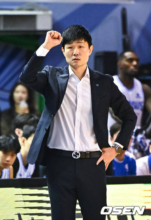 [OSEN=김포공항, 박준형 기자] 22일 서울 잠실실내체육관에서 2025-26 LG전자 프로농구 서울 삼성과 대구 한국가스공사의 경기가 진행됐다.서울 삼성은 10승 21패로 10위, 대구 한국가스공사는 11승 21패로 공동 8위에 올랐다. 두 팀의 승차는 단 반 게임 차. 이날의 승패로 순위가 역전될 수 있다.2쿼터 한국가스공사 강혁 감독이 작전 지시를 하고 있다.   2026.01.22 / soul1014@osen.co.kr