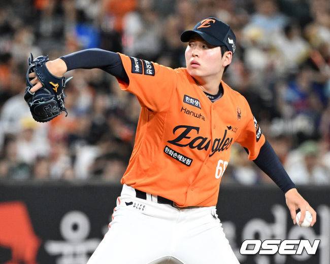 [OSEN=대전, 이대선 기자] 24일 오후 대전 한화생명볼파크에서 2025 신한 SOL Bank KBO리그 한화 이글스와 SSG 랜더스의 경기가 열렸다.한화는 와이스, SSG은 송영진을 선발로 내세웠다.8회초 무사 1루에서 한화 조동욱이 역투하고 있다. 2025.08.24 /sunday@osen.co.kr