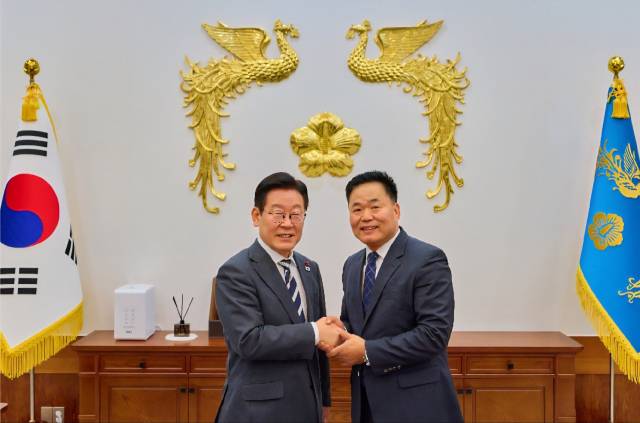 ▲성준후 전 청와대 행정관이 전북 임실군수 출마를 공식선언했다. 이재명 대통령과 함께 한 성 전 행정관. ⓒ