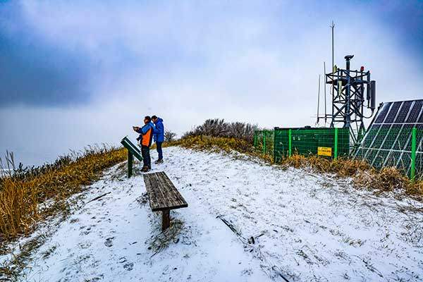 남쪽으로 가없는 조망이 펼쳐지는 정상. 한라산도 잘 보인다.
