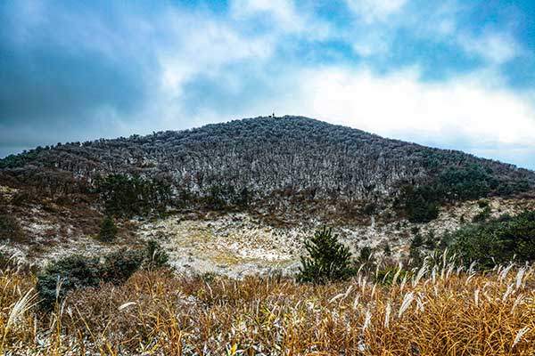 북측 능선에서 본 굼부리와 정상.