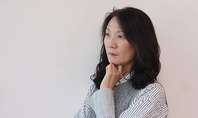 소설가 이경란이 한국의 중년 남성, 이른바 ‘K-아재들’을 정면으로 그린 소설집 ‘소년들은 자라서 어디로 가나’를 발표했다. 그는 “아직 K-아재들을 모르는 것 같기도 하다”고 웃었다. 이제원 선임기자