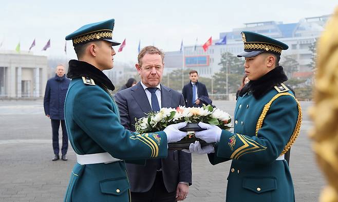 다비드 반 베일&nbsp;네덜란드 외교부 장관(가운데)이 11일 서울 용산 전쟁기념관을 찾아 네덜란드군 6·25 전쟁 참전 기념비에 헌화하고 있다. 반 베일 장관은 이날 국내 취재진과의 간담회에서 “기술 강국인 한국과의 공조는&nbsp;유럽 및 아시아를 겨냥한 안보 위협에 대응하는 역량을 높이는 데 실질적 도움이 될 것”이라고 말했다. 전쟁기념사업회 제공