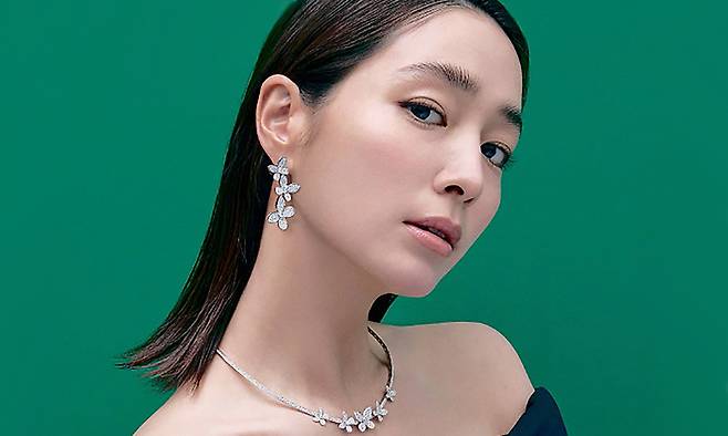 배우 이민정은 독보적인 외모뿐만 아니라 상상을 초월하는 자산 규모와 가문 배경으로 다시 한번 주목받고 있다. 마리끌레르 코리아 제공