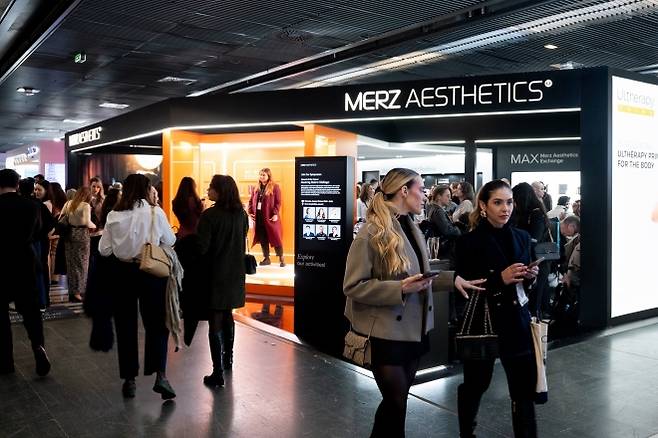 IMCAS World Congress 2026 멀츠 에스테틱스 부스 전경.