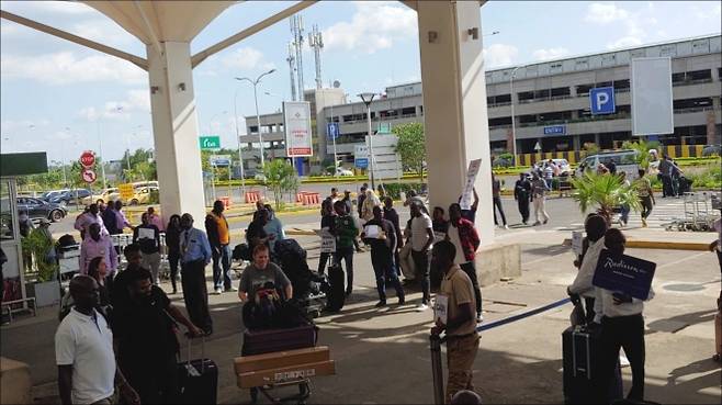 나이로비 국제공항 정문 앞의 모습이다. 수많은 택시기사들이 관광객들과 목적지와 요금을 흥정하는 모습이다.