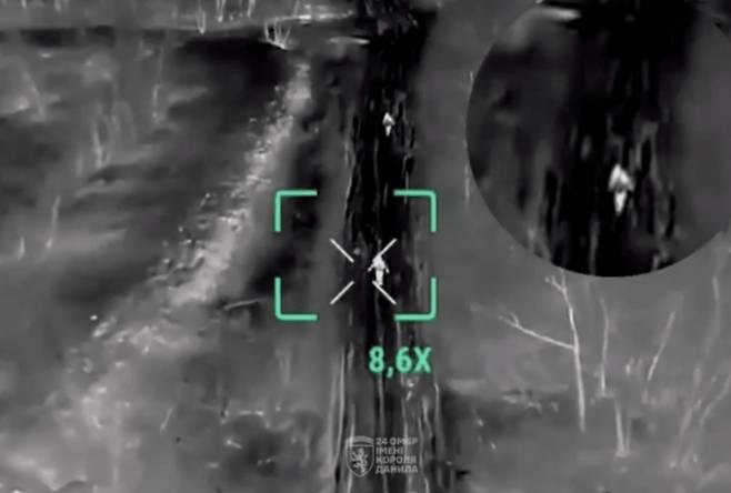 우크라이나 차시프 야르 인근에서 항복하려던 러시아군 병사를 러시아 FPV 드론이 공격하기 직전의 순간을 담은 열화상 사진. 우크라이나군 운영 단체 ‘나는 살고 싶다’ 제공