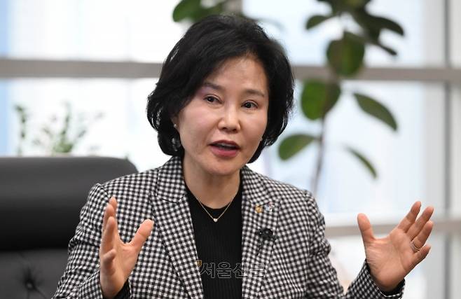 김은경 서민금융진흥원장 겸 신용회복위원장이 11일 서울 중구 서민금융진흥원에서 서울신문과 만나 ‘기본보증·기본대출·기본예금’을 통해 저신용자의 새 출발을 지원해야 한다고 강조하고 있다. 홍윤기 기자