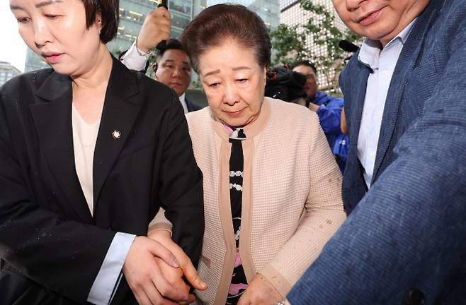 한학자 통일교 총재가 17일 오전 서울 종로구 KT광화문빌딩 웨스트에 마련된 김건희 특검 사무실에 피의자 신분으로 출석하고 있다. 뉴시스