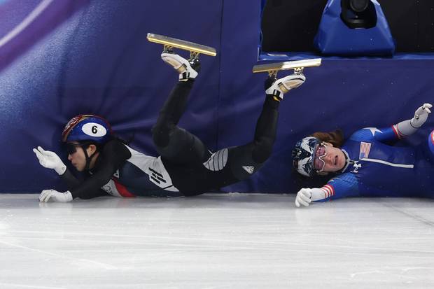 10일(현지시간) 이탈리아 밀라노 아이스스케이팅 아레나에서 열린 2026 밀라노·코르티나담페초 동계올림픽 쇼트트랙 혼성계주 준결승에서 김길리가 미국팀과 충돌해 넘어지며 펜스에 부딪히고 있다. 연합뉴스