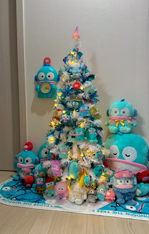 ‘한교동 덕후’ 김 씨가 수집한 한교동 인형들로 만든 ‘한교동 트리’. 독자 제공