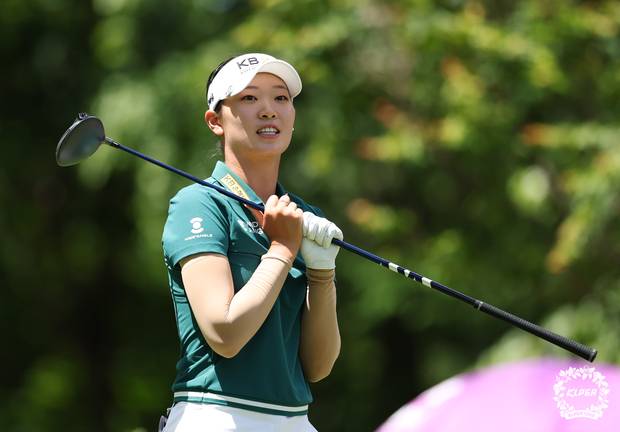 티샷 후 공의 방향을 확인하고 있는 방신실. 사진 제공=KLPGA