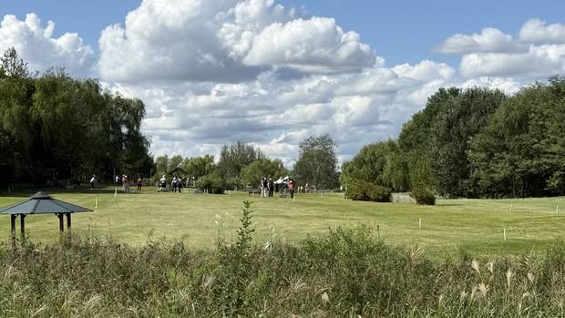 2025년 9월 18일 서울 마포구 월드컵파크골프장에서 열린 ‘제7회 서울시장기 파크골프대회’에서 참가 선수들이 경기에 열중하고 있다. 문예빈 기자