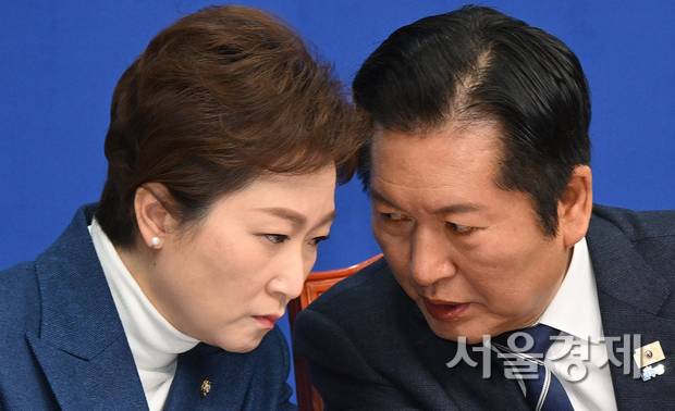 정청래(오른쪽) 더불어민주당 대표와 이언주 최고위원이 11일 서울 여의도 국회에서 열린 최고위원회의에서 대화하고 있다. 오승현 기자 2026.02.11