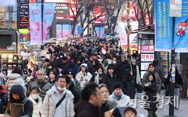 중국인 관광객들을 포함한 인파들이 지난해 12월 서울 중구 명동 거리를 가득 채우고 있다. 조태형 기자