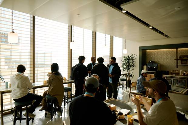 미국 샌프란시스코에 있는 오픈AI 본사에 있는 휴식 공간에서 직원들이 이야기를 나누고 있다. X(구 트위터) 캡쳐