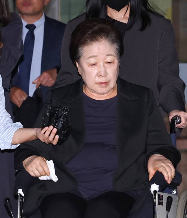 정교유착 의혹을 받는 한학자 통일교 총재가 지난해 9월 22일 서울 서초구 서울지방법원에서 열린 구속 전 피의자 심문(구속영장실질심사)을 마친 뒤 대기장소인 서울구치소로 이송되고 있다. 권욱 기자