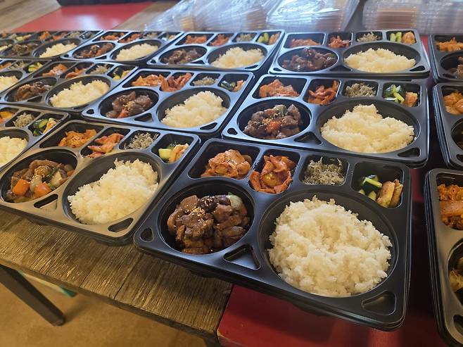 대한체육회 급식지원센터 관계자들이 9일(한국시간)&nbsp;밀라노서 동계올림픽에 출전한&nbsp;선수들에게 제공할 도시락을 만들었다. 밀라노│뉴시스