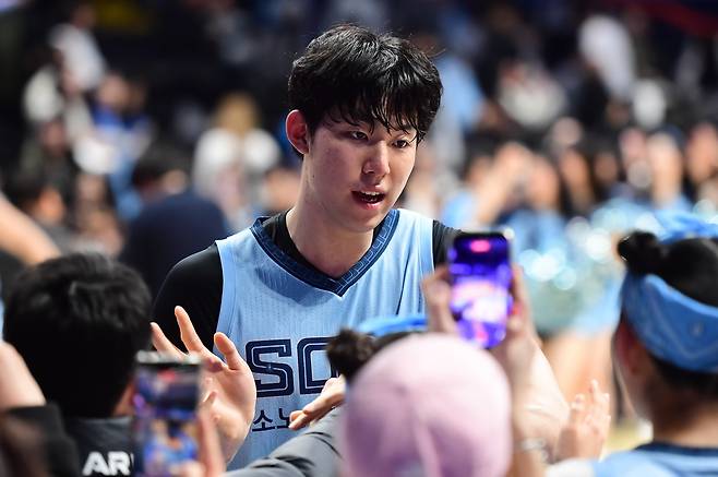 소노 강지훈은 프로 데뷔 3개월 만에 성인 국가대표팀에 뽑혔다. 내외곽 가리지 않고 어떻게든 대표팀에 보탬이 되겠다는 각오다. 사진제공|KBL