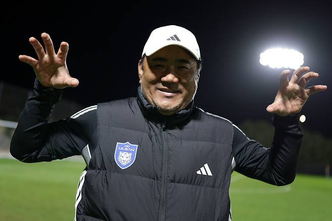 김현석 울산 신임 감독이 지난달 동계전지훈련지인 UAE 알아인에서 호랑이 포효를 연상케하는 포즈를 하고 있다. 사진제공｜한국프로축구연맹