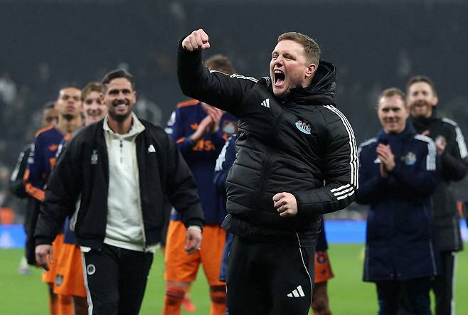 뉴캐슬 에디 하우 감독이 11일 토트넘전 승리 후 펄쩍 뛰며 기뻐하고 있다. 로이터연합뉴스