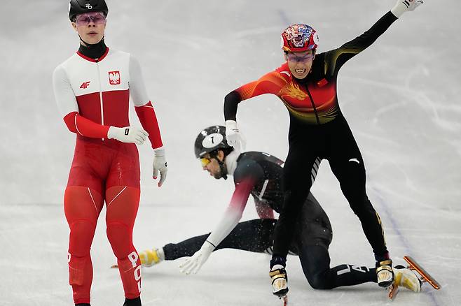 중국 쑨룽(오른쪽)이 10일 밀라노 동계올림픽 남자 쇼트트랙 1000m 예선에서 넘어진 라트비아 선수를 피해 골인하고 있다. AP연합뉴스