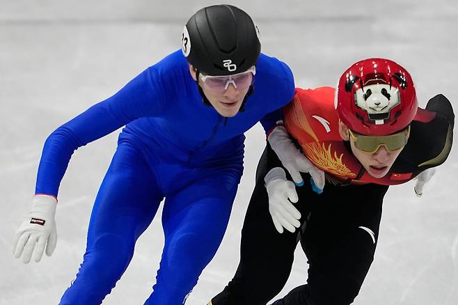 중국 린샤오쥔이 10일 밀라노 동계올림픽 남자 쇼트트랙 1000m 예선에서 이반 포사시코프와 몸싸움하며 인코스에서 레이스를 펼치고 있다. AP연합뉴스