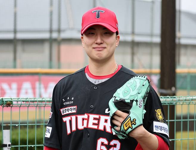 KIA 정해영이 일본 아마미오시마 스프링캠프 훈련장에서 웃고 있다. KIA 타이거즈 제공