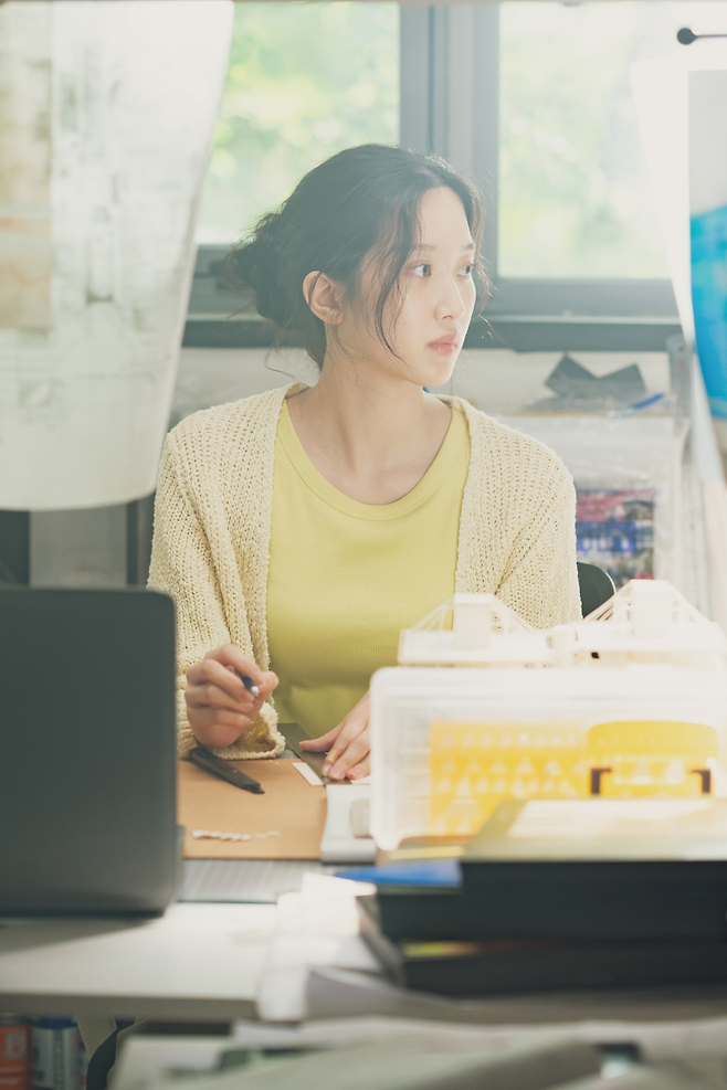 영화 ‘만약에 우리’ 속 한 장면. 여주인공 정원은 건축사를 꿈꾸는 인물로 등장한다. 쇼박스 제공.